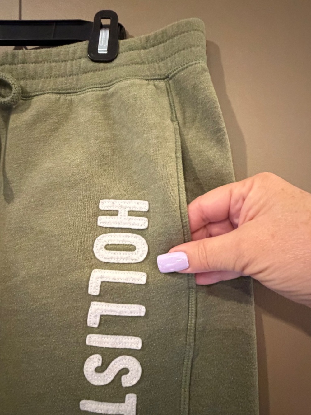 Hollister Men's Terry Fleece Comfy Sweat Shorts, Graphic, Army Green Size Medium - Picture 2 of 9